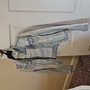 H&M light wash jean jacket size US 2